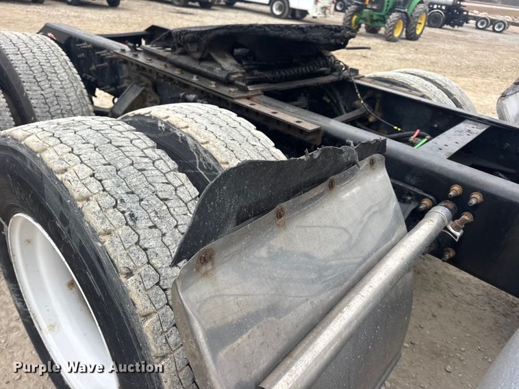 image for item DW6735 2013 Volvo VNL semi truck