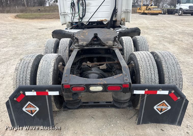 image for item DW6735 2013 Volvo VNL semi truck