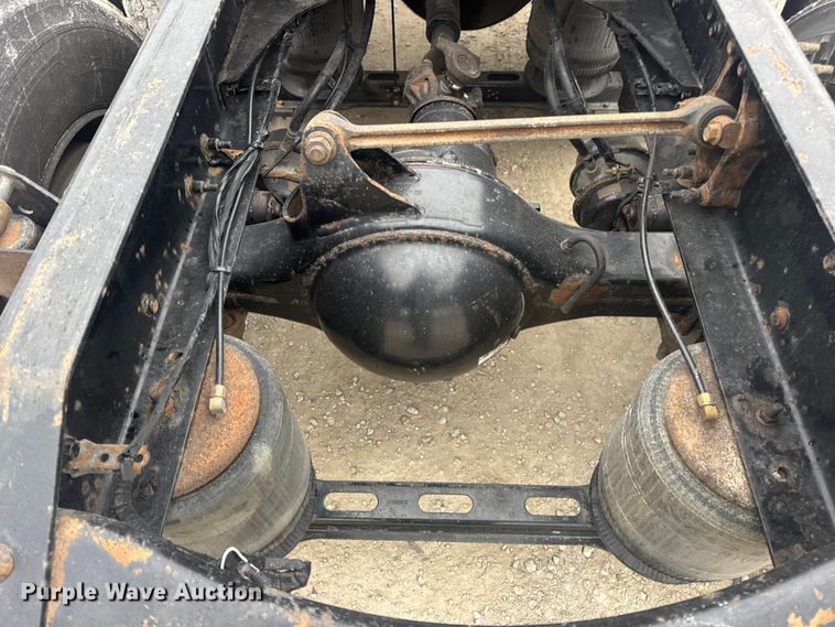 image for item DW6735 2013 Volvo VNL semi truck