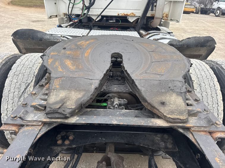 image for item DW6735 2013 Volvo VNL semi truck