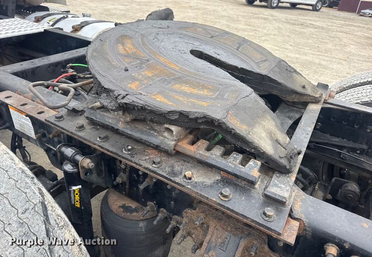 image for item DW6735 2013 Volvo VNL semi truck