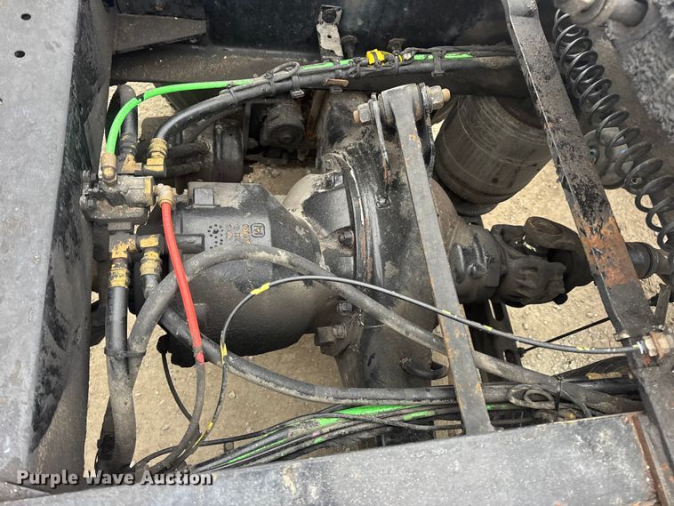 image for item DW6735 2013 Volvo VNL semi truck