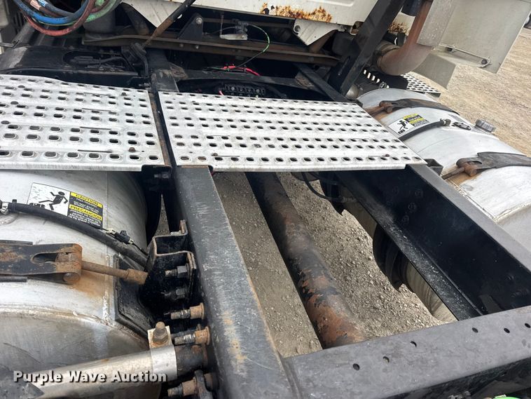 image for item DW6735 2013 Volvo VNL semi truck