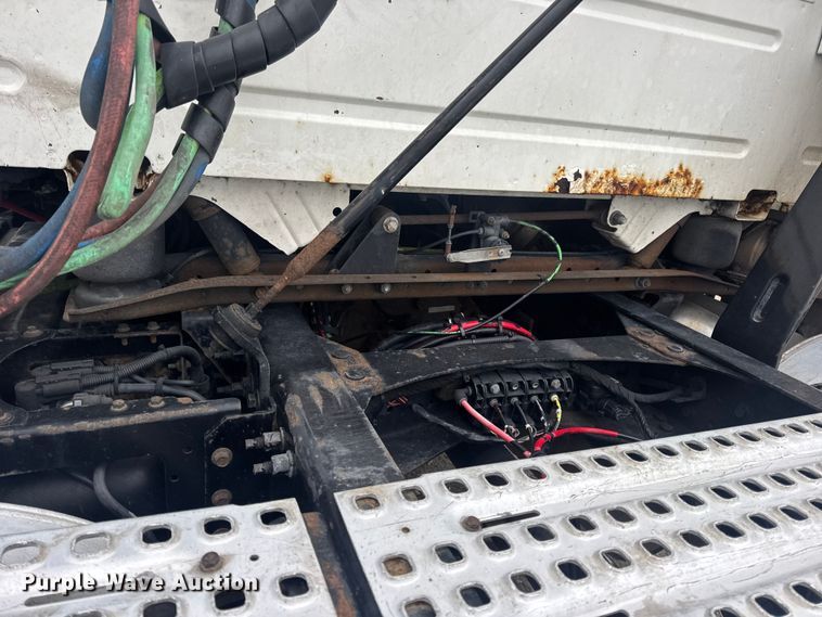 image for item DW6735 2013 Volvo VNL semi truck