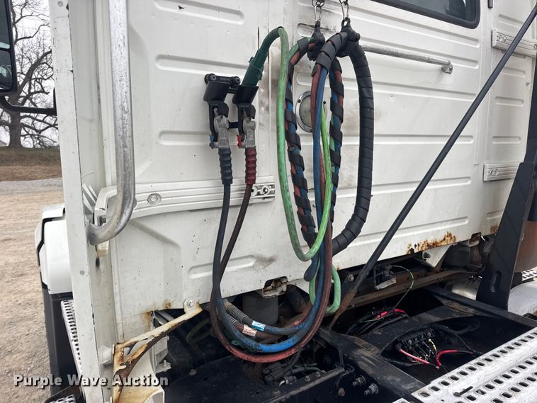 image for item DW6735 2013 Volvo VNL semi truck