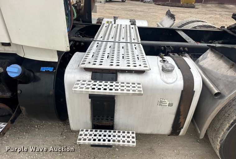 image for item DW6735 2013 Volvo VNL semi truck