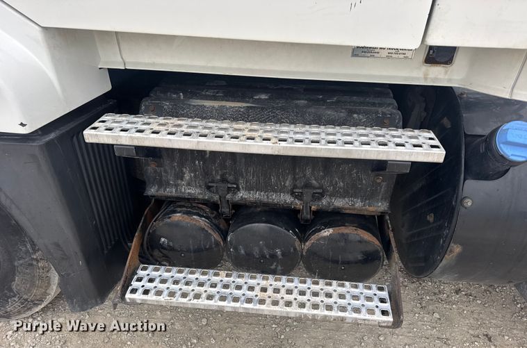 image for item DW6735 2013 Volvo VNL semi truck