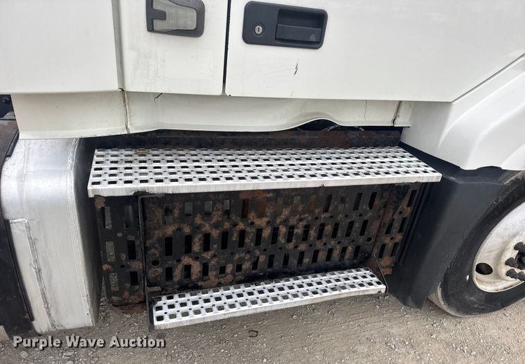 image for item DW6735 2013 Volvo VNL semi truck