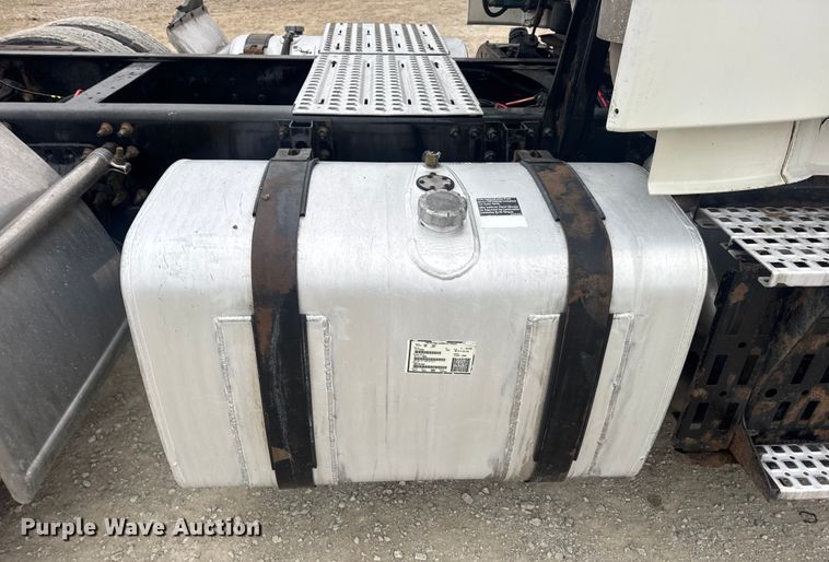 image for item DW6735 2013 Volvo VNL semi truck