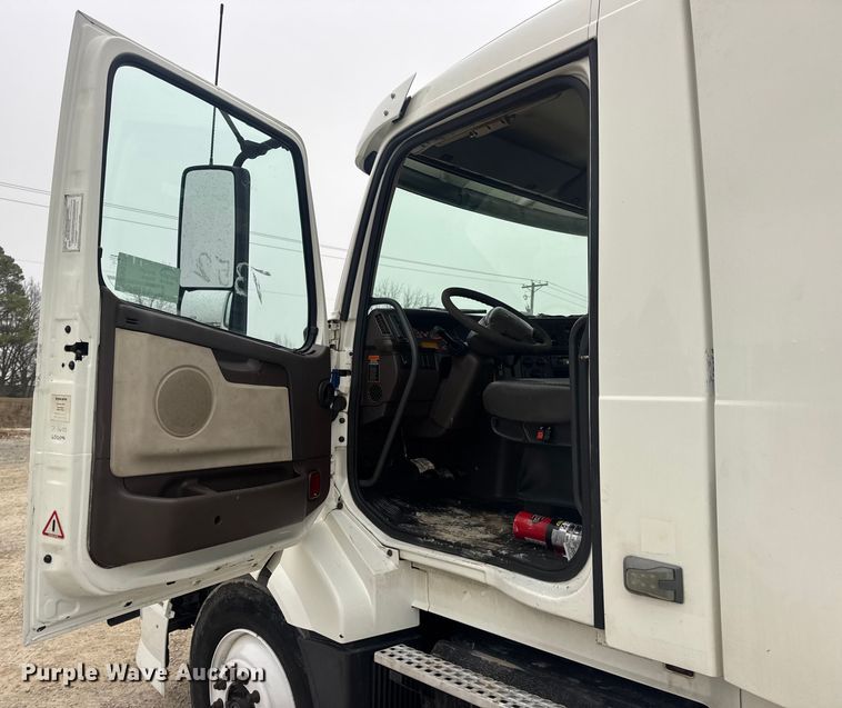 image for item DW6735 2013 Volvo VNL semi truck