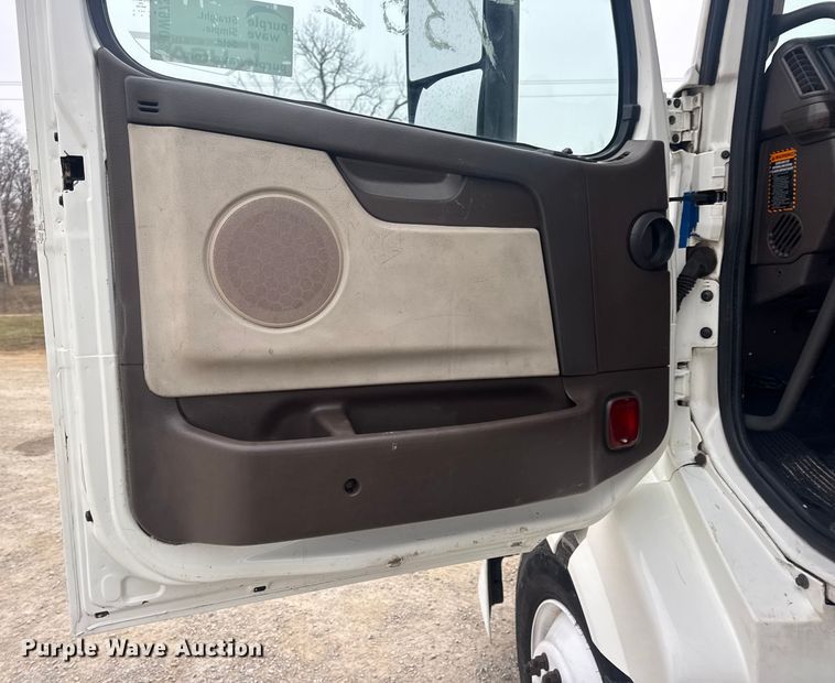 image for item DW6735 2013 Volvo VNL semi truck