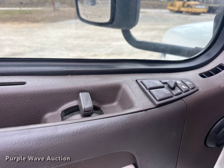 image for item DW6735 2013 Volvo VNL semi truck