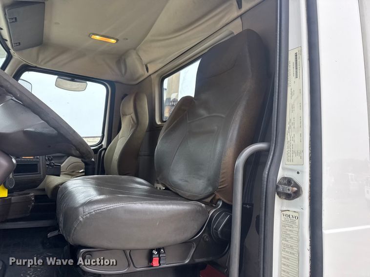 image for item DW6735 2013 Volvo VNL semi truck