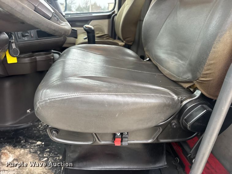 image for item DW6735 2013 Volvo VNL semi truck