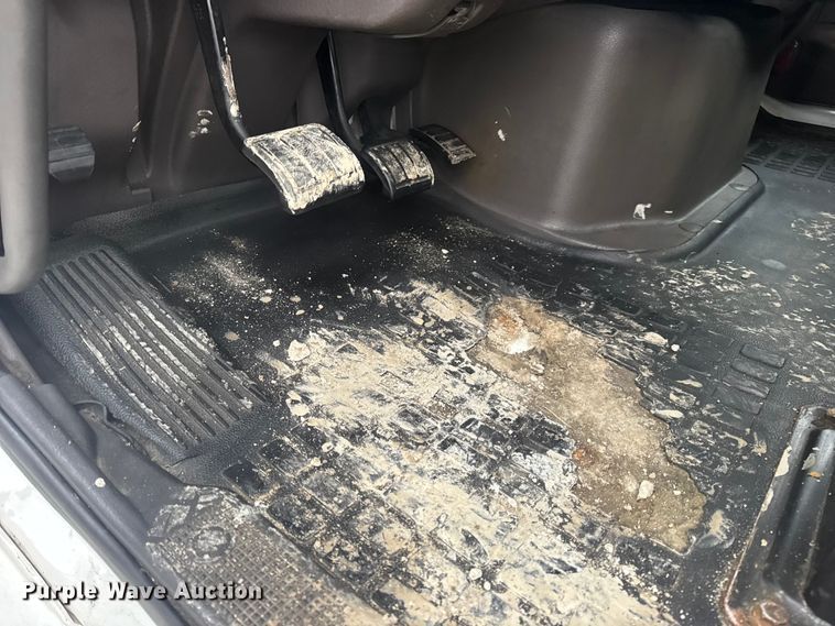 image for item DW6735 2013 Volvo VNL semi truck