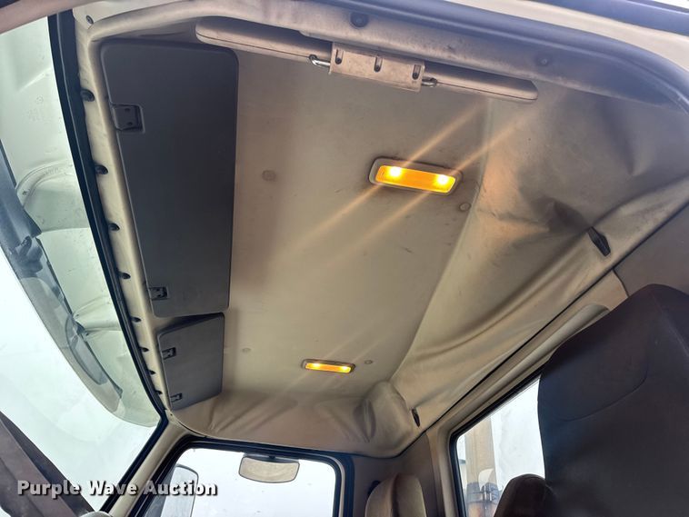 image for item DW6735 2013 Volvo VNL semi truck