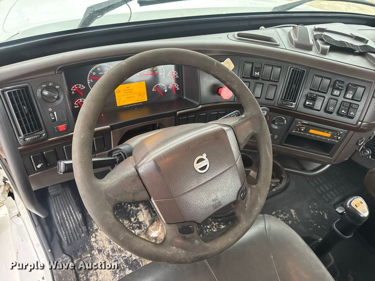 image for item DW6735 2013 Volvo VNL semi truck