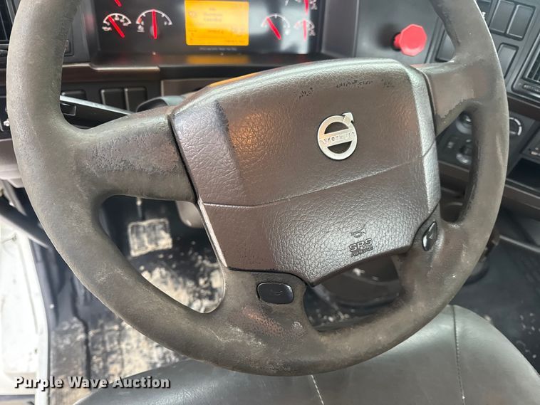 image for item DW6735 2013 Volvo VNL semi truck