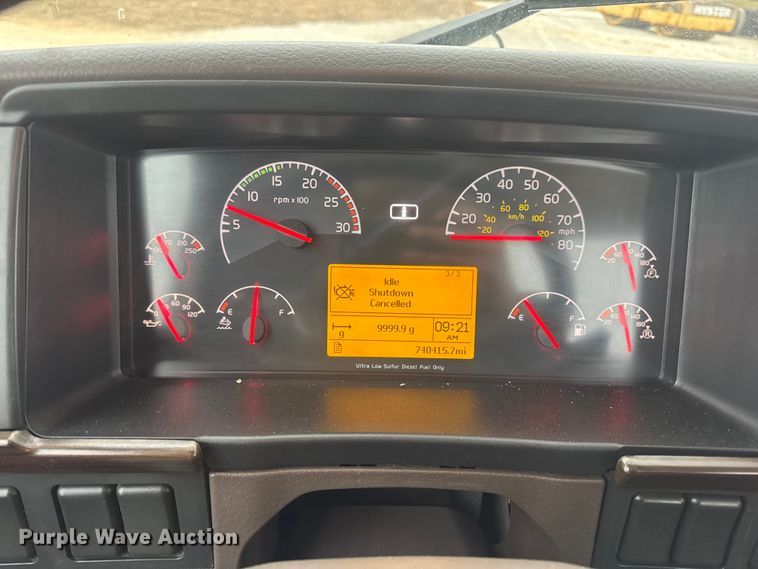 image for item DW6735 2013 Volvo VNL semi truck