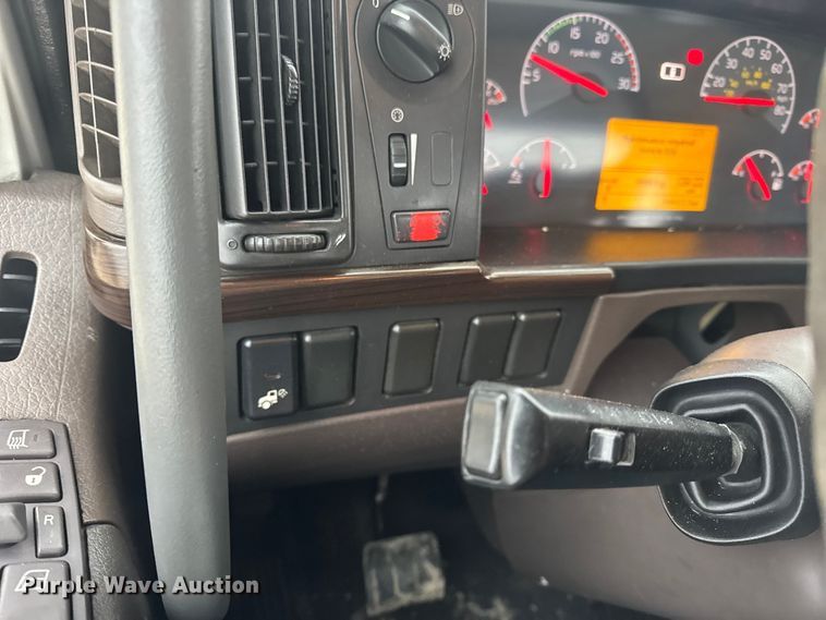 image for item DW6735 2013 Volvo VNL semi truck