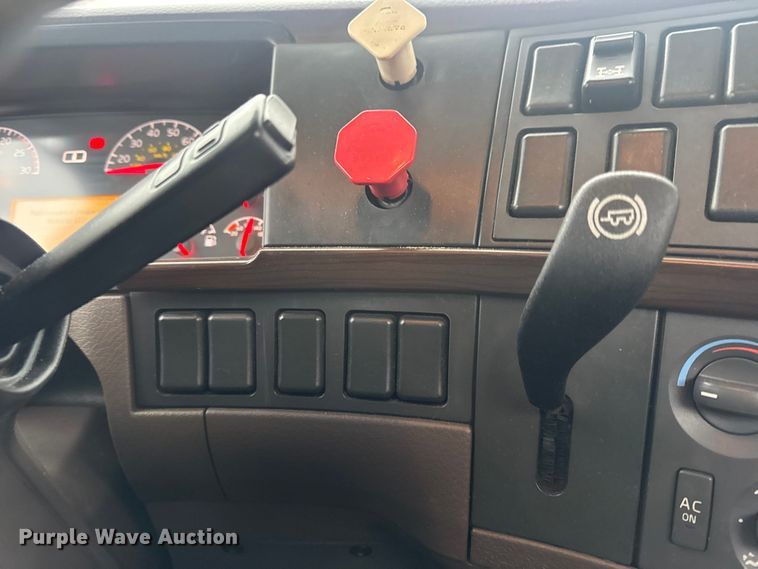 image for item DW6735 2013 Volvo VNL semi truck