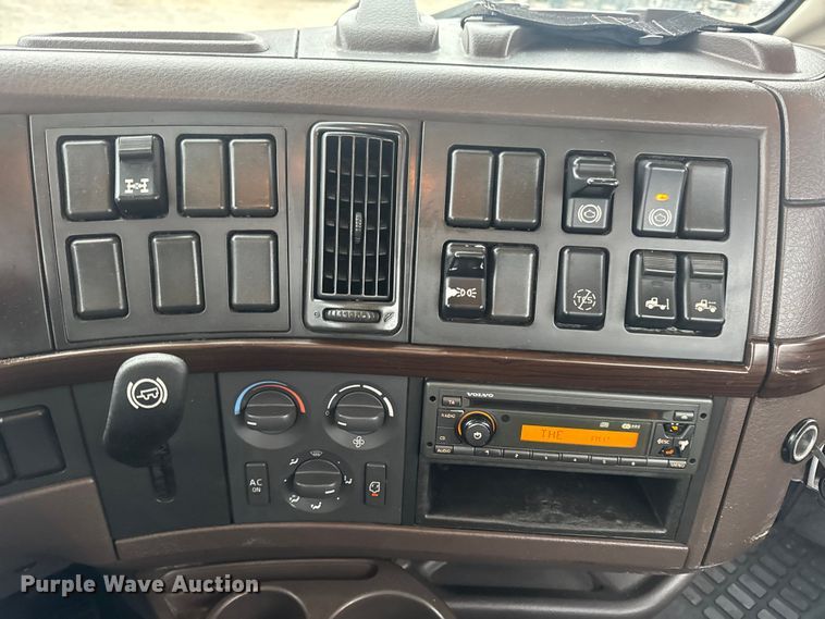 image for item DW6735 2013 Volvo VNL semi truck