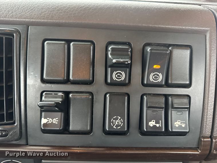 image for item DW6735 2013 Volvo VNL semi truck