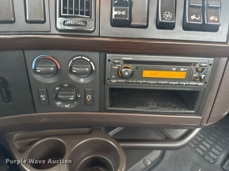 image for item DW6735 2013 Volvo VNL semi truck