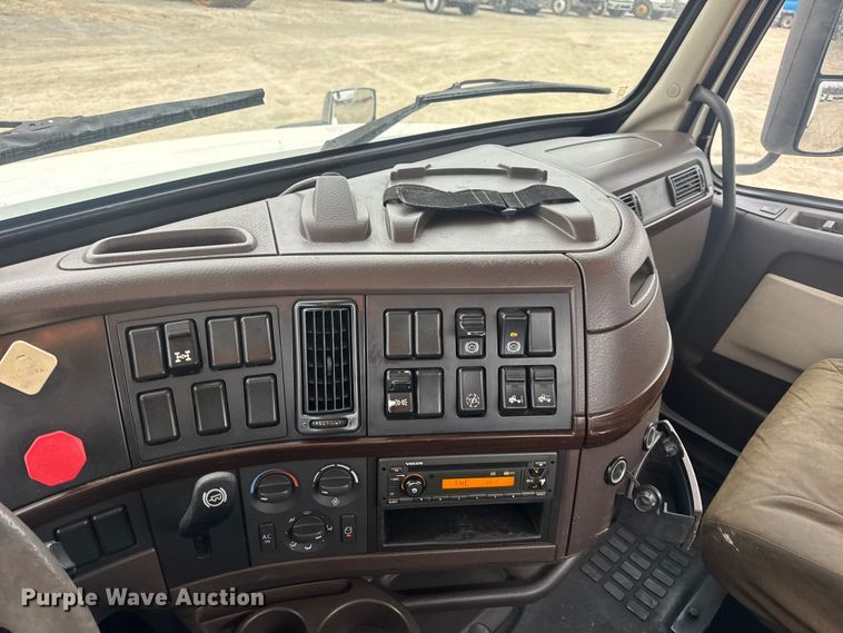 image for item DW6735 2013 Volvo VNL semi truck