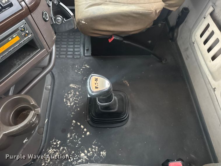 image for item DW6735 2013 Volvo VNL semi truck