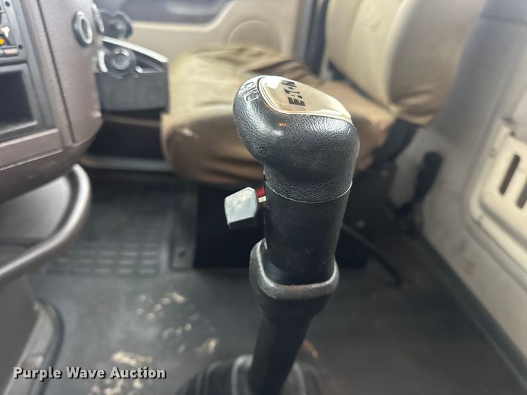 image for item DW6735 2013 Volvo VNL semi truck