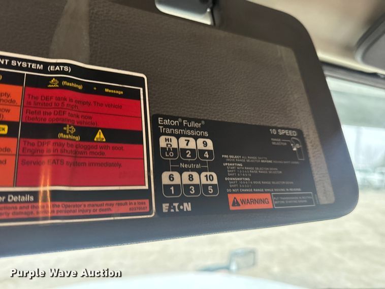 image for item DW6735 2013 Volvo VNL semi truck