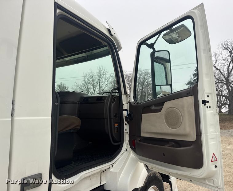 image for item DW6735 2013 Volvo VNL semi truck