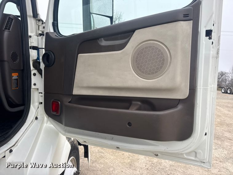 image for item DW6735 2013 Volvo VNL semi truck