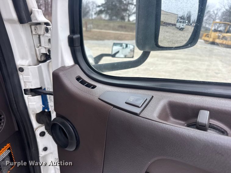 image for item DW6735 2013 Volvo VNL semi truck