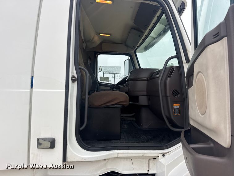 image for item DW6735 2013 Volvo VNL semi truck