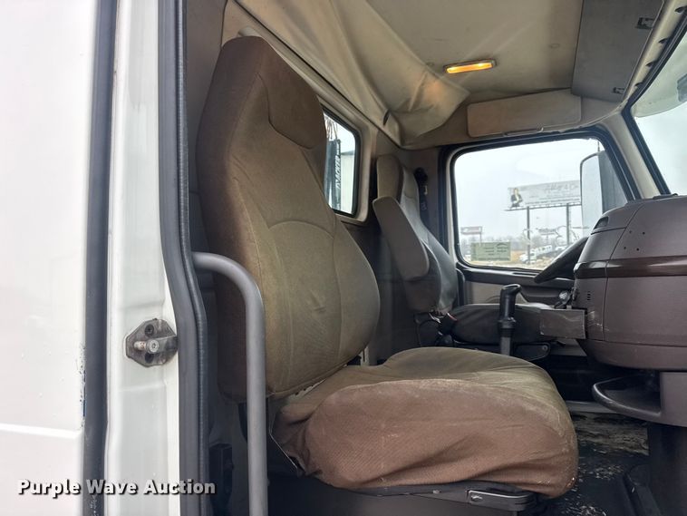 image for item DW6735 2013 Volvo VNL semi truck