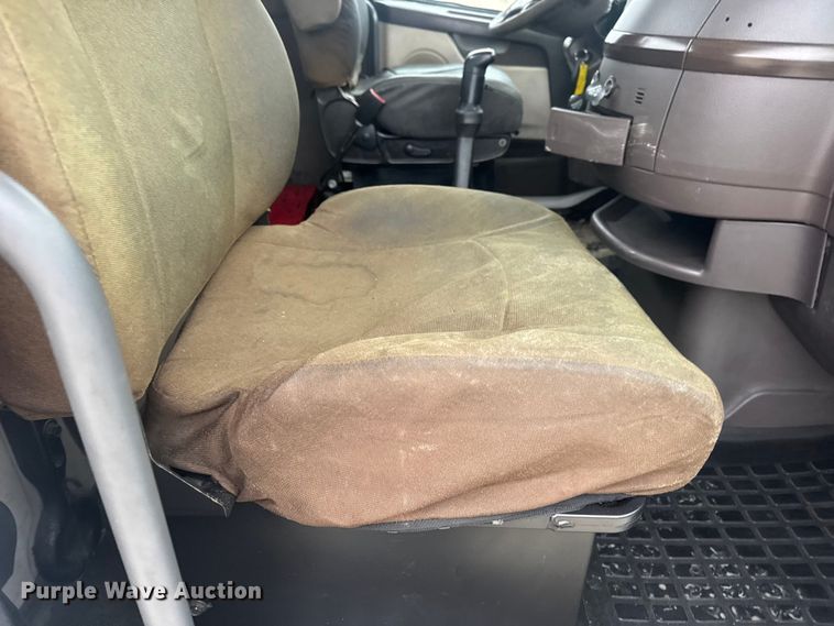 image for item DW6735 2013 Volvo VNL semi truck