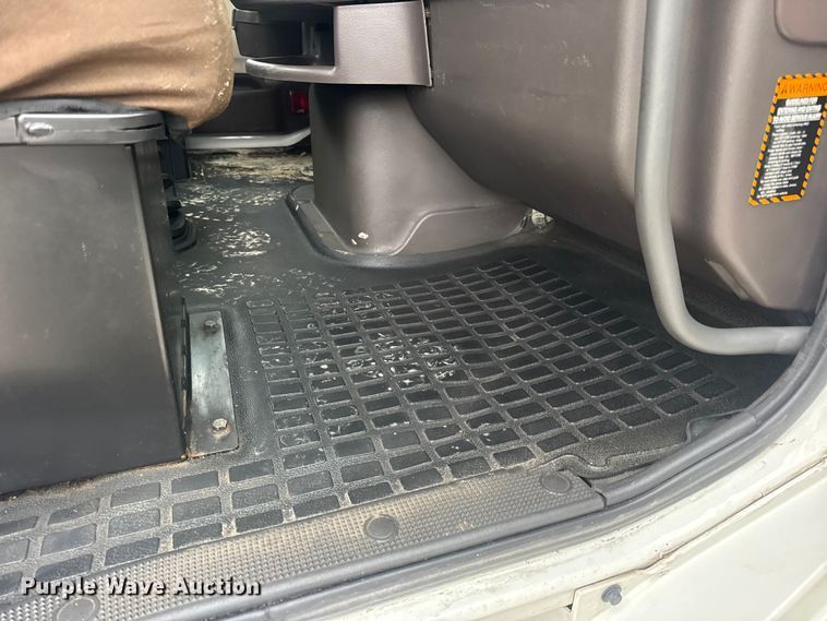 image for item DW6735 2013 Volvo VNL semi truck