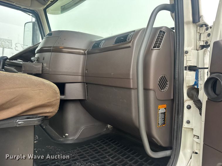 image for item DW6735 2013 Volvo VNL semi truck