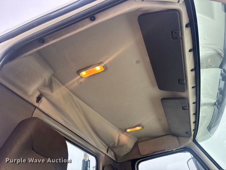 image for item DW6735 2013 Volvo VNL semi truck