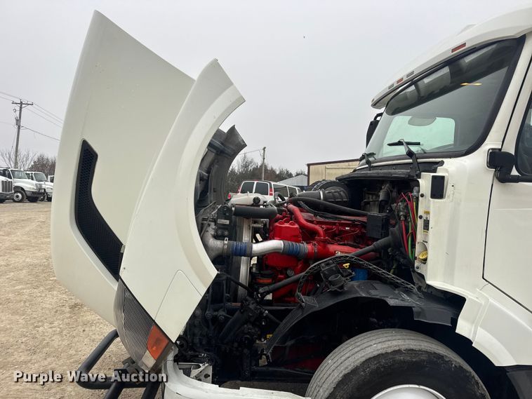 image for item DW6735 2013 Volvo VNL semi truck