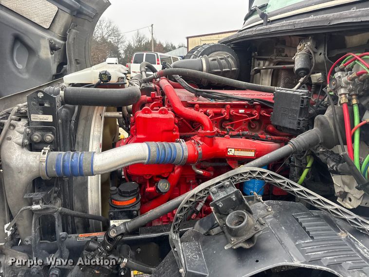 image for item DW6735 2013 Volvo VNL semi truck