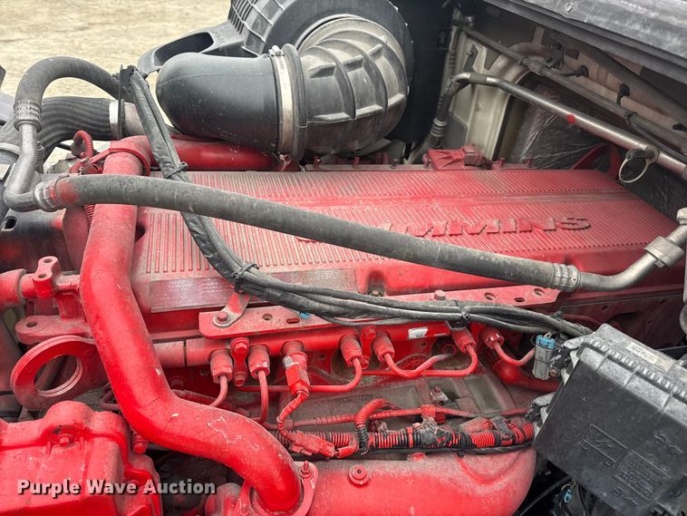 image for item DW6735 2013 Volvo VNL semi truck