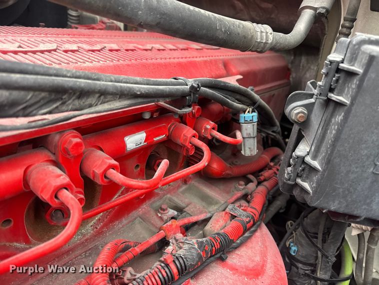 image for item DW6735 2013 Volvo VNL semi truck