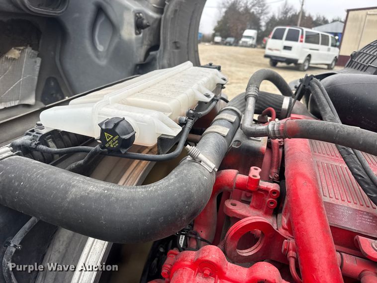 image for item DW6735 2013 Volvo VNL semi truck