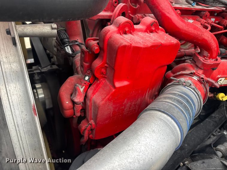 image for item DW6735 2013 Volvo VNL semi truck