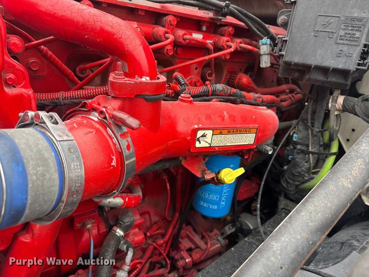 image for item DW6735 2013 Volvo VNL semi truck