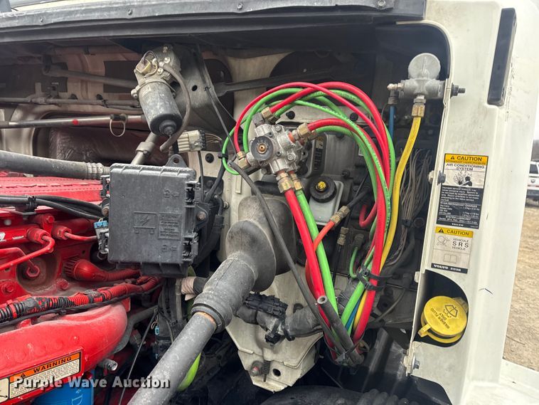 image for item DW6735 2013 Volvo VNL semi truck