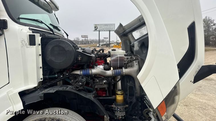 image for item DW6735 2013 Volvo VNL semi truck